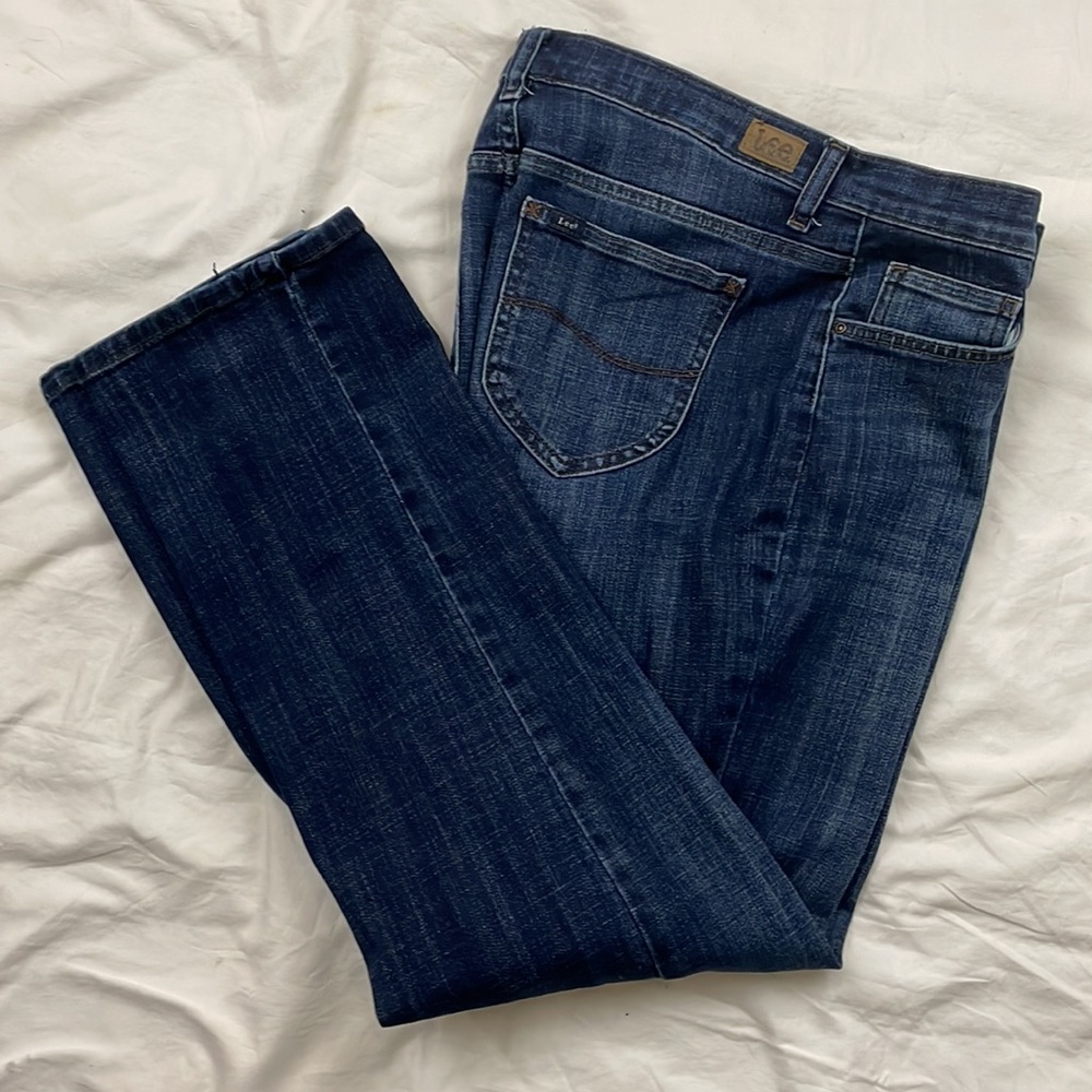 Lee Jeans Straight Leg Relaxed Fit Med. Wash Mid-Rise Sz. 12 LIKE NEW CONDITION